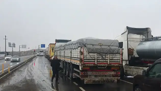 Ağrı - Erzurum karayolu tipi nedeniyle trafiğe kapatıldı
