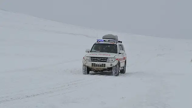 Ağrı'da kar köy yollarını kapadı, ekipler hastalar için seferber oldu