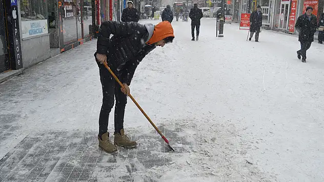 Ağrı'da kar yağışı sürüyor