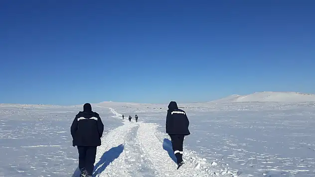 Ağrı'da Üç kişilik elektrik arıza ekibi ve bir gazeteci kurtarılmayı bekliyor