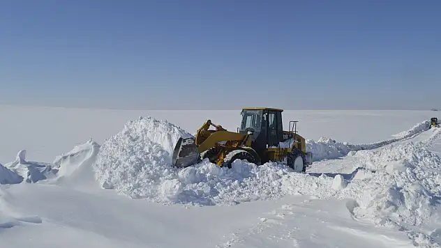 Ağrı'da köy yolarını açma çalışmaları sürüyor