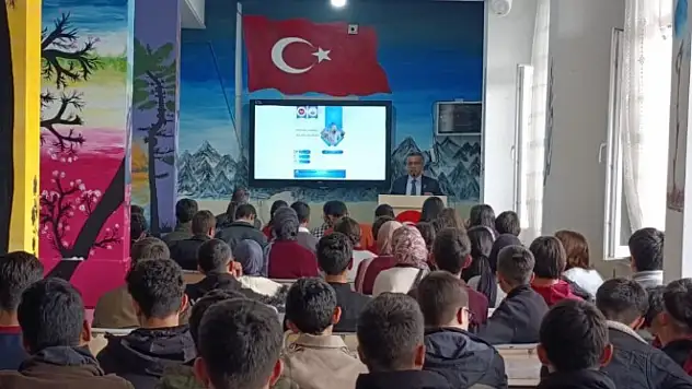 5 Soru 5 Cevap Konferansı Edremit'te Gençlerle B buluştu