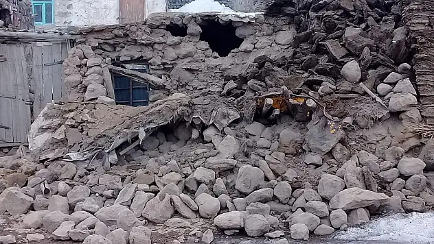 İran'daki deprem Van ve Ağrı'da da hissedildi, can kaybı var !