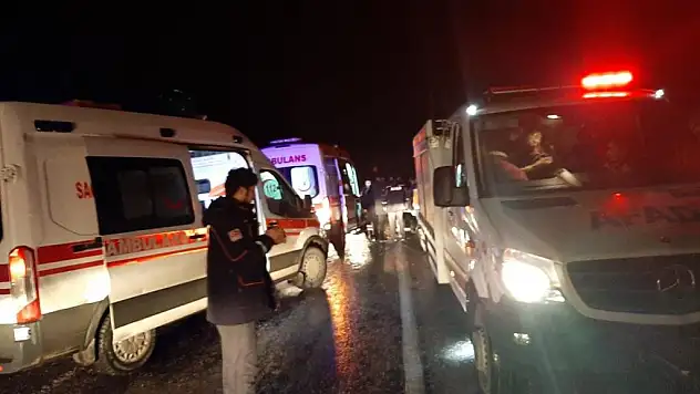 Ağrı'dan dönen öğrenci ve öğretmenler Botan Çayı'nda mahsur kaldılar