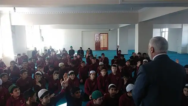 Ağrı'da küçük hafızlara konferans verildi