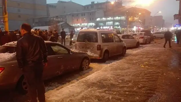 Çatılardan düşen kar araçları hurdaya çevirdi