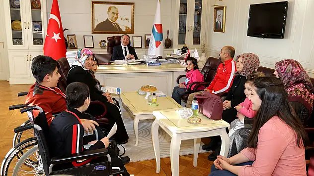 Engelleri  yüzerek aştılar