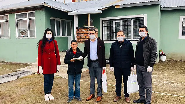 Öğretmenler ev ev dolaşıp öğrencilere kitap hediye etti