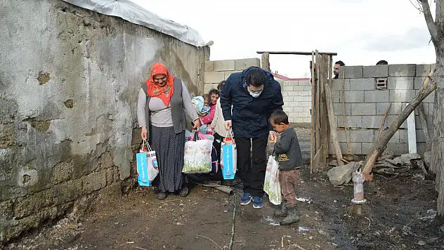 Savcı Sayan'dan korona virüs nedeniyle dışarıya çıkamayan ihtiyaç sahiplerine yardım
