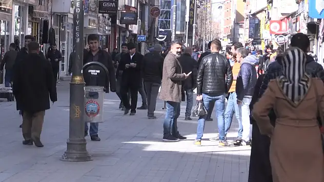 Ağrı'da sokaklar 'Evde kal' uyarılarına rağmen dolup taştı