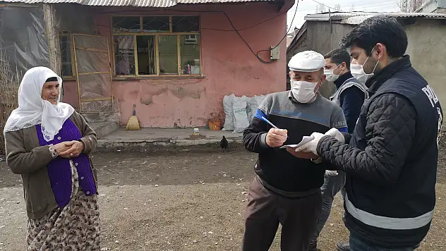 Ağrı'da polis yakacağı biten yaşlı çifte odun götürdü