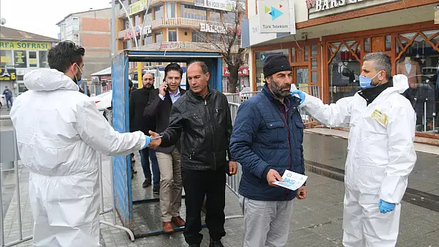 Ağrı'da cadde ve sokaklara girişler kontrollü olarak sağlanıyor