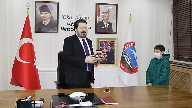 Ağrılı Yiğit harçlığını Milli Dayanışma Kampanyasına bağışladı