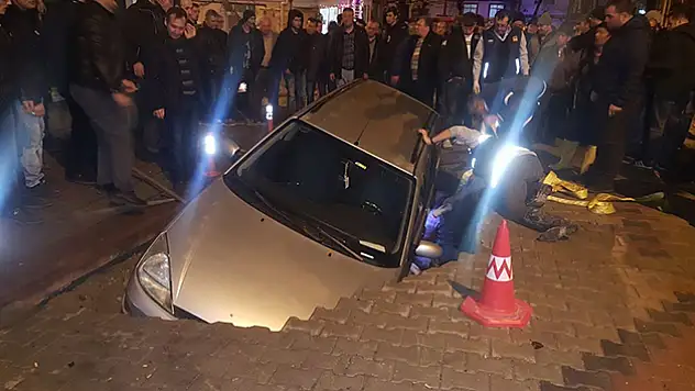 Yol çöktü, otomobil içine düştü