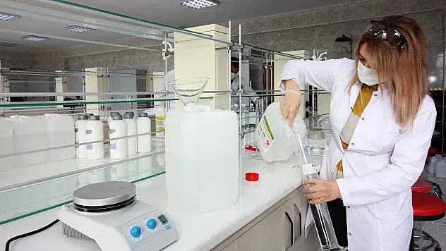 AİÇÜ'de üretilen dezenfektanlar hastaneye teslim edildi