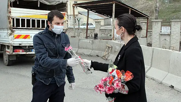 Ağrı'da öğretmenler, polislere karanfil verip baklava ikram etti