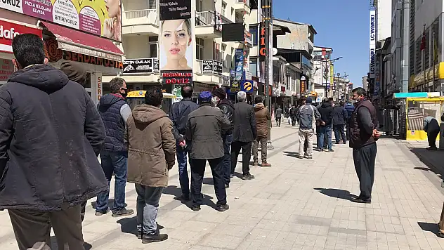 Ağrı'da yeniden hizmet vermeye başlayan PTT şubesi önünde sosyal mesafe kuralı hiçe sayıldı