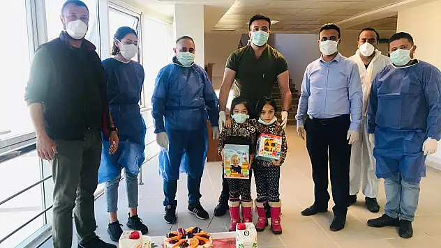 Ailesi karantinaya alınan ailenin ikizlerine hoş geldin sürprizi