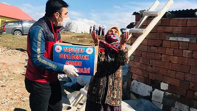 Taşlıçay 'da yaşlı kadının duası duygulu anlar yaşattı