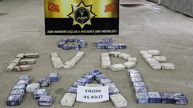 Ağrı'da Polisten Dikkat Çeken 'Evde Kal' Çağrısı