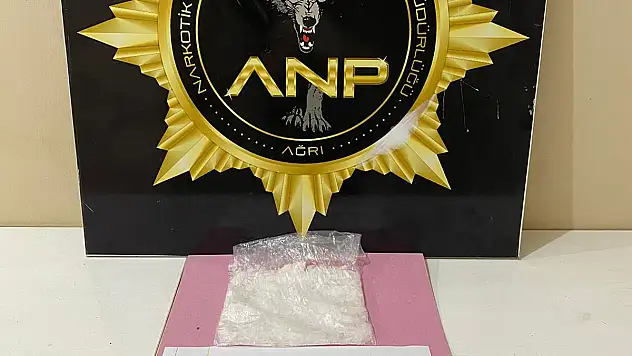 Ağrı'da vites kutusuna saklanmış 100 gram metamfetamin maddesi ele geçirildi