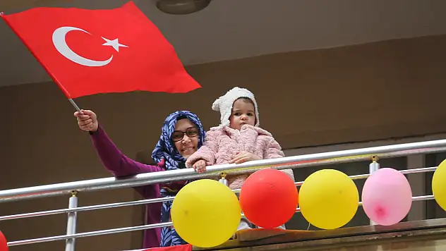 Ağrılılar 23 Nisan Ulusal Egemenlik ve Çocuk Bayramını balkonlardan kutladı