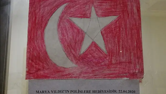 Ağrılı Küçük Marya'nın polislerden bayrak istemesi duygulandırdı