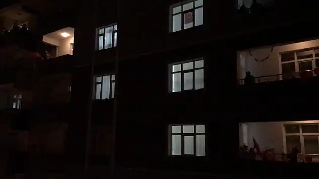 Ağrılılar balkonlara çıkarak İstiklal Marşı'nı okudu