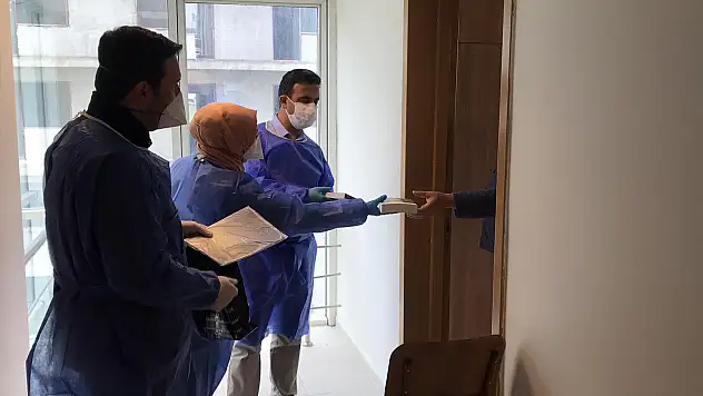 İl Müftülüğü'nden gözetim altında tutulan vatandaşlara Kur'an-ı Kerim hediye edildi