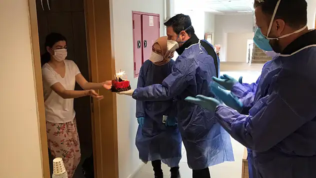 KYK'da karantinaya alınan vatandaşa doğum günü sürprizi