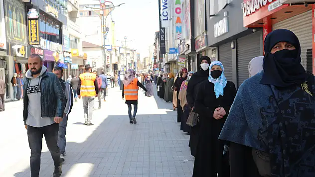 Ağrı'da sosyal mesafe kuralı hiçe sayıldı