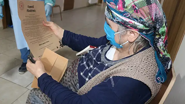 Kasapoğlu, karantinada kalan vatandaşlara kitap ve mektup gönderdi