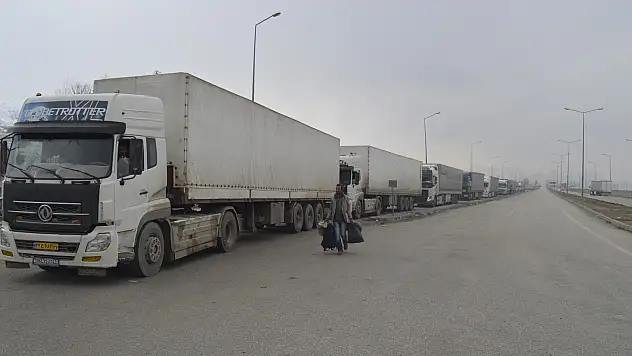 İran'dan Ağrı'ya girmek için bekleyen tırların ülkeye giriş sorunu çözüldü