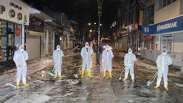 Ağrı'da bayram öncesi cadde ve sokaklar yıkanmaya devam ediyor