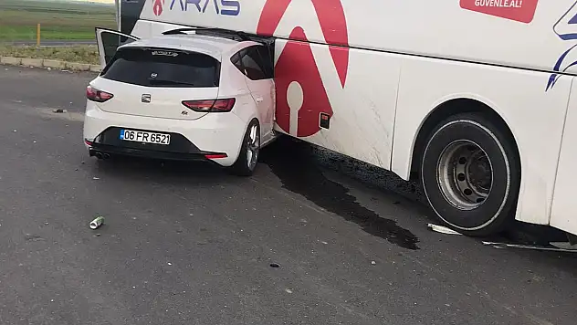 Kaza yapan otomobil otobüsün bagajına girdi