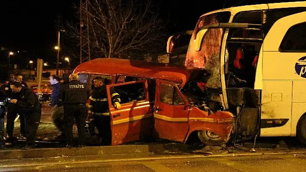 Ağrı minibüsü kaza yaptı: 1 ölü, 4 yaralı