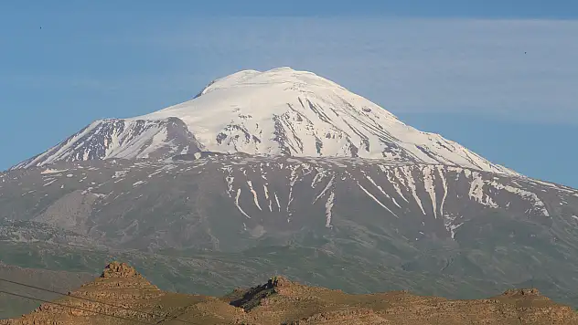 Ağrı Dağı'nın zirvesinde bulunan karlar erimeye başladı