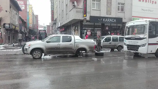 Ağrı'da seyir halindeki aracın tekerleği çıktı