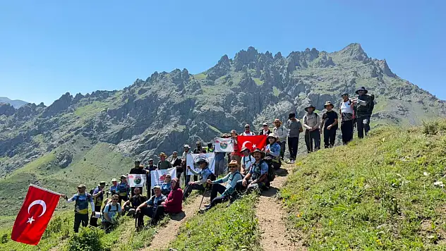 65 kişilik ekip Mamakar Dağı'nın zirvesine Türk bayrağı taşıdı