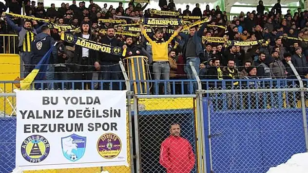 Ağrı 1970 Spor'lu taraftarlardan Erzurumspor'a destek tezahüratı
