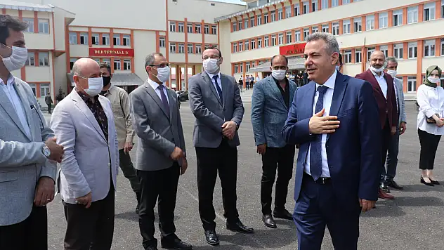 Vali Elban: 'Biz mekan olarak yer değiştiriyoruz, gönül olarak ayrılmıyoruz'