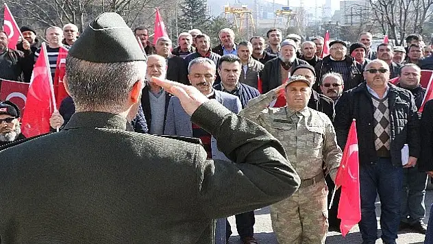 Gönüllü askerlik için kuyruğa girdiler