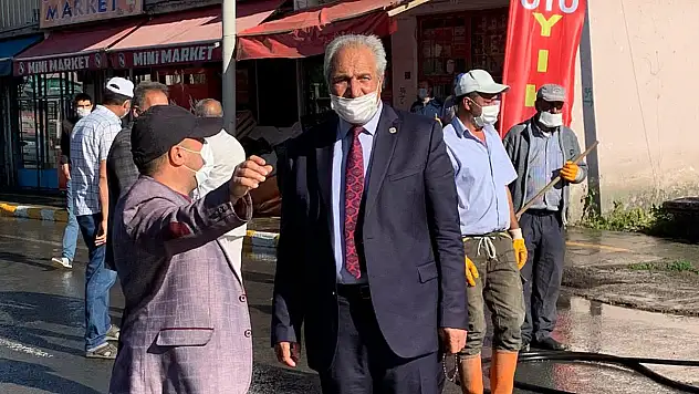 Eleşkirt'te yollar ve kaldırımlar yıkanarak dezenfekte edildi