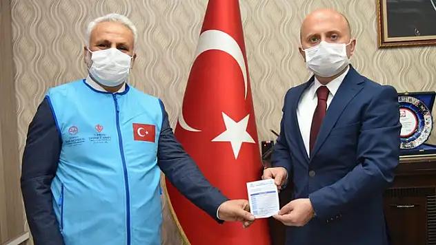 Vali Varol,  'Kurbanını Paylaş, Kardeşinle Yakınlaş' kampanyasına kurban bağışında bulundu