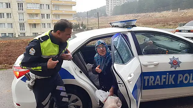 Polis'ten yaşlı kadına şefkat eli