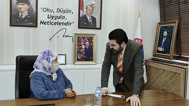 Başkan Sayan, yaşlı kadını makam koltuğunda ağırlayıp sorunlarını dinledi