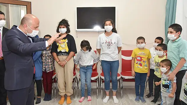 Vali Varol, Sevgi Evleri'nde kalan çocukları ziyaret etti