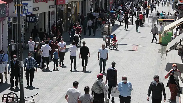 Ağrı'da Koronavirüs tedbirlerine rağmen caddeler maskesiz insan kaynıyor