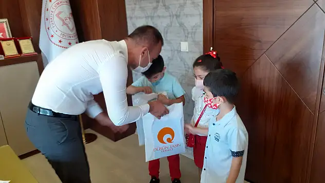 Düşün Taşın Derneği'nden Ağrılı minik öğrencilere anlamlı yardım paketi