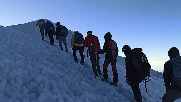 Ağrı Dağı'nın zirvesinde doğum günü kutladılar